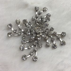Vintage Jewelry - Vintage Rhinestone Diamond Snowflake Pin Brooch Vintage Jewelry - Vintage Rhinestone Diamond Snowflake Pin Brooch